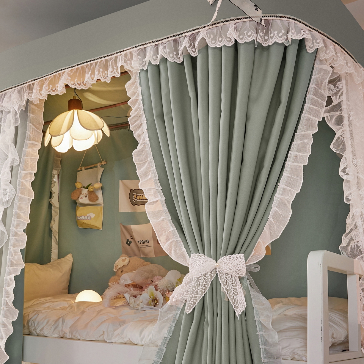 91家纺网 家纺一手货源 找家纺 夏彩 2025新款学生新款雪纺蕾丝强遮光可升降U型轨道蚊帐 浪漫花语