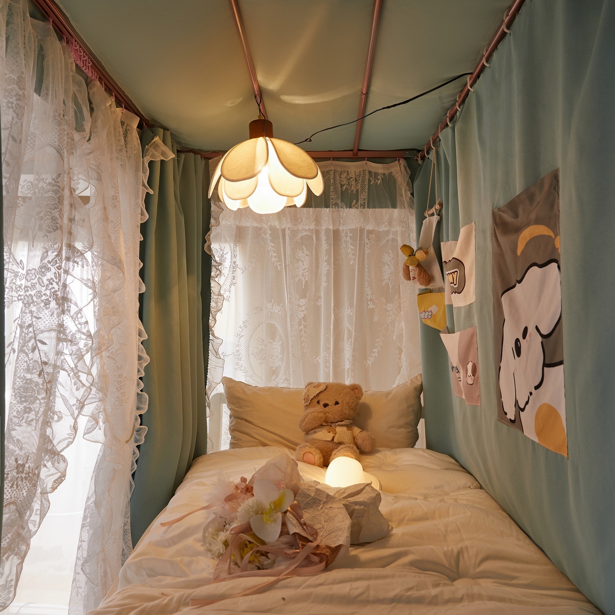 91家纺网 家纺一手货源 找家纺 夏彩 2025新款学生新款雪纺蕾丝强遮光可升降U型轨道蚊帐 浪漫花语