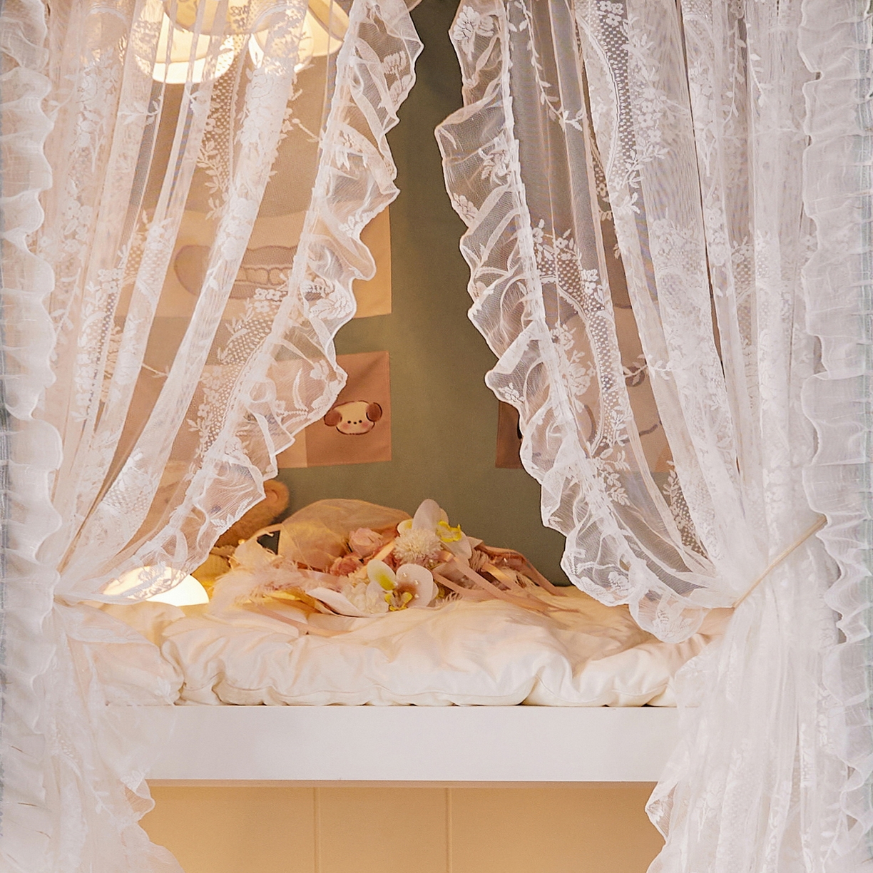 91家纺网 家纺一手货源 找家纺 夏彩 2025新款学生新款雪纺蕾丝强遮光可升降U型轨道蚊帐 浪漫花语