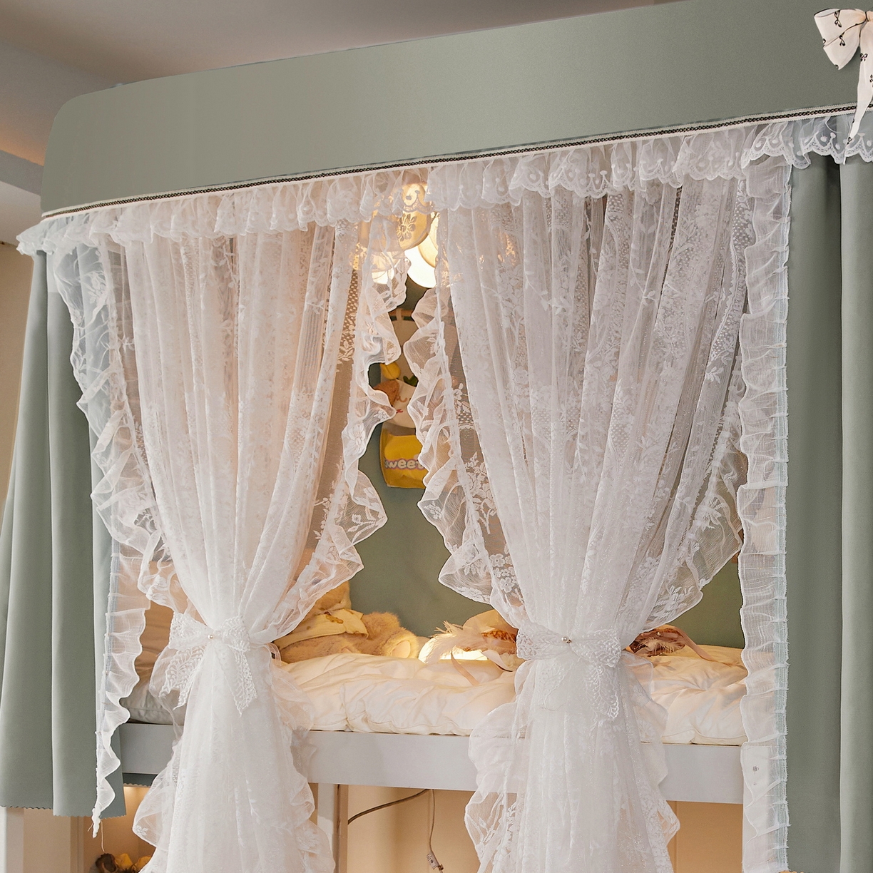 91家纺网 家纺一手货源 找家纺 夏彩 2025新款学生新款雪纺蕾丝强遮光可升降U型轨道蚊帐 浪漫花语