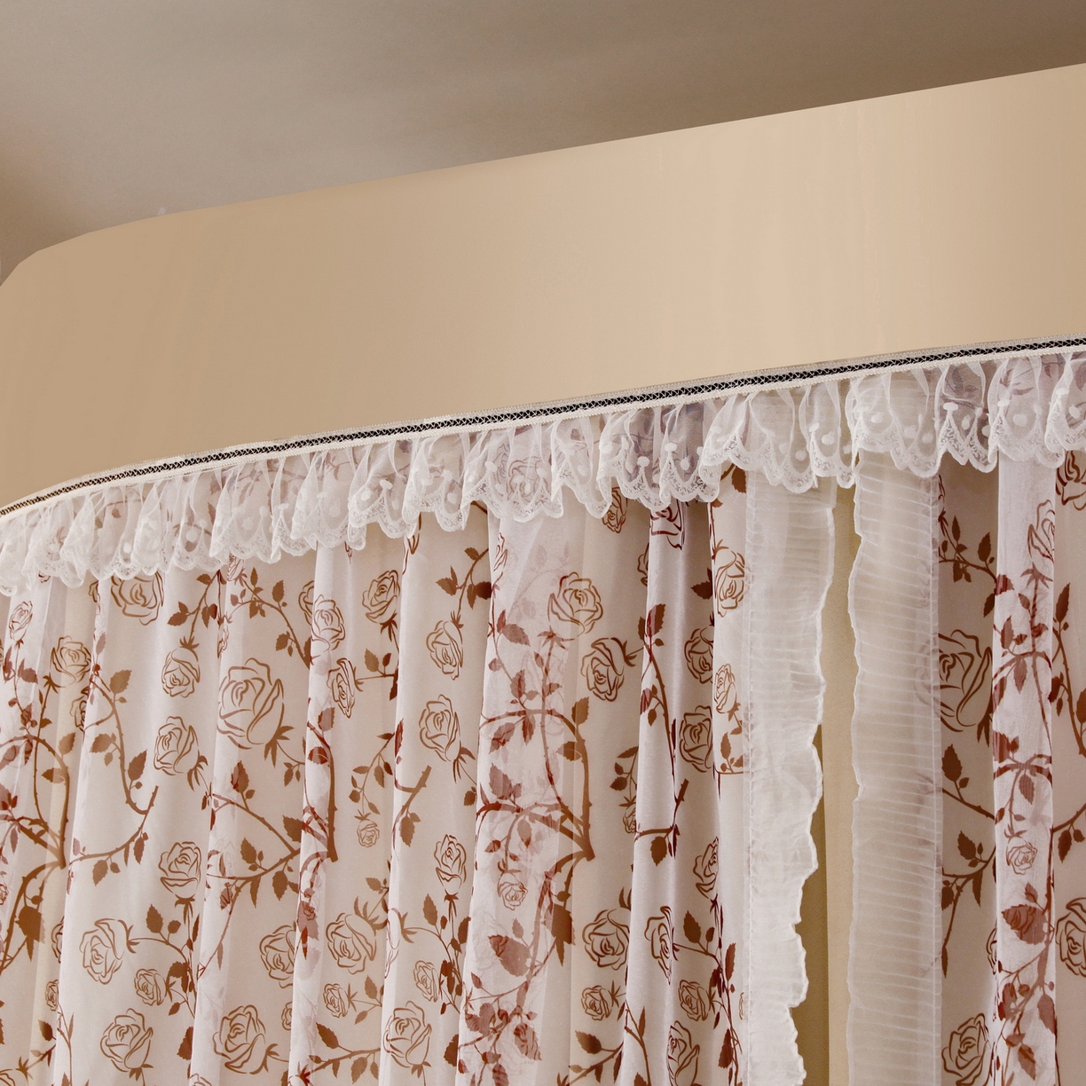 91家纺网 家纺一手货源 找家纺 夏彩 2025新款学生新款雪纺蕾丝强遮光可升降U型轨道蚊帐 甜心玫瑰