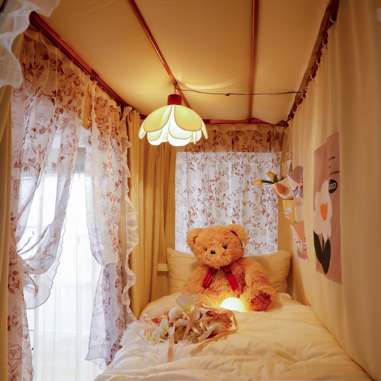 91家纺网 家纺一手货源 找家纺 夏彩 2025新款学生新款雪纺蕾丝强遮光可升降U型轨道蚊帐 甜心玫瑰