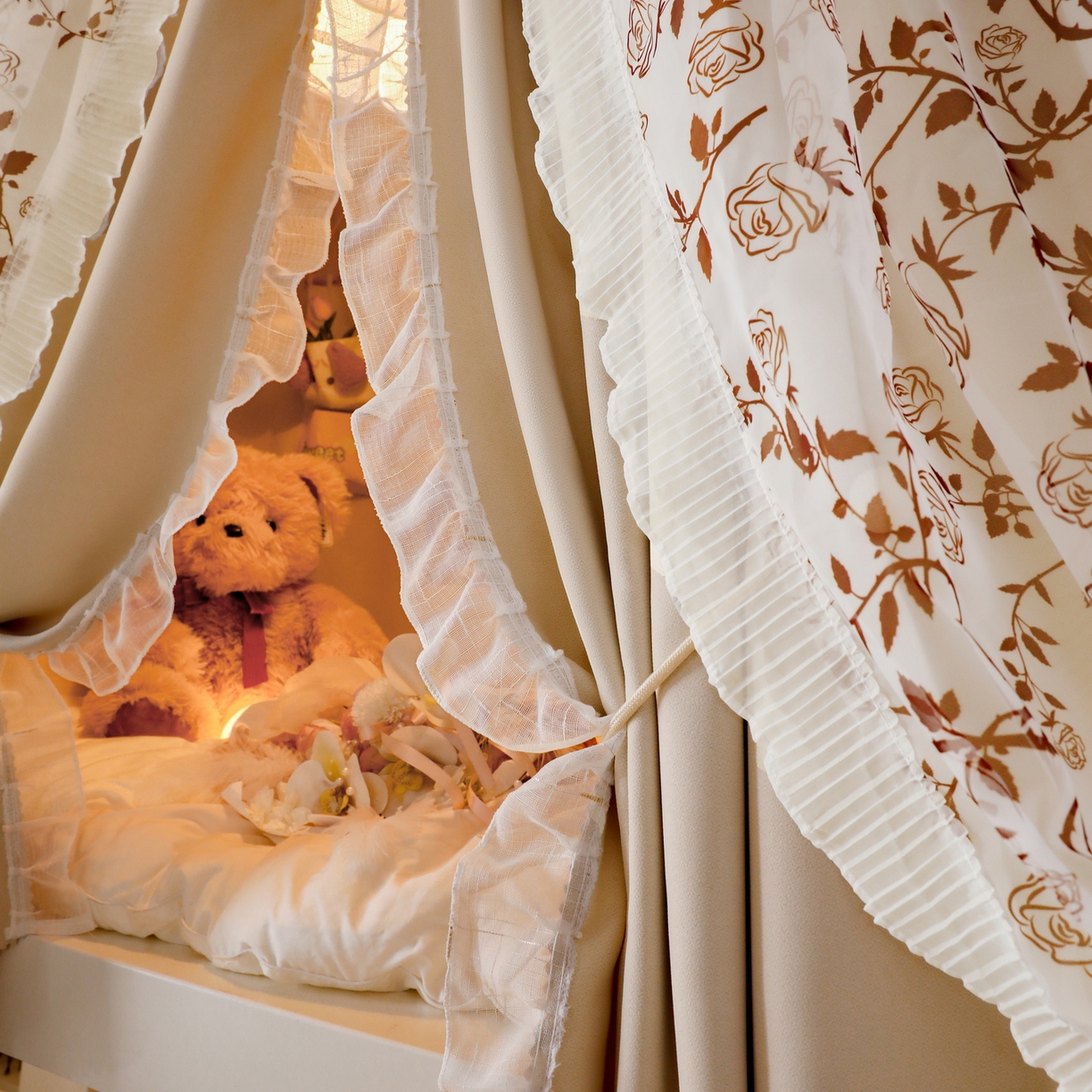 91家纺网 家纺一手货源 找家纺 夏彩 2025新款学生新款雪纺蕾丝强遮光可升降U型轨道蚊帐 甜心玫瑰