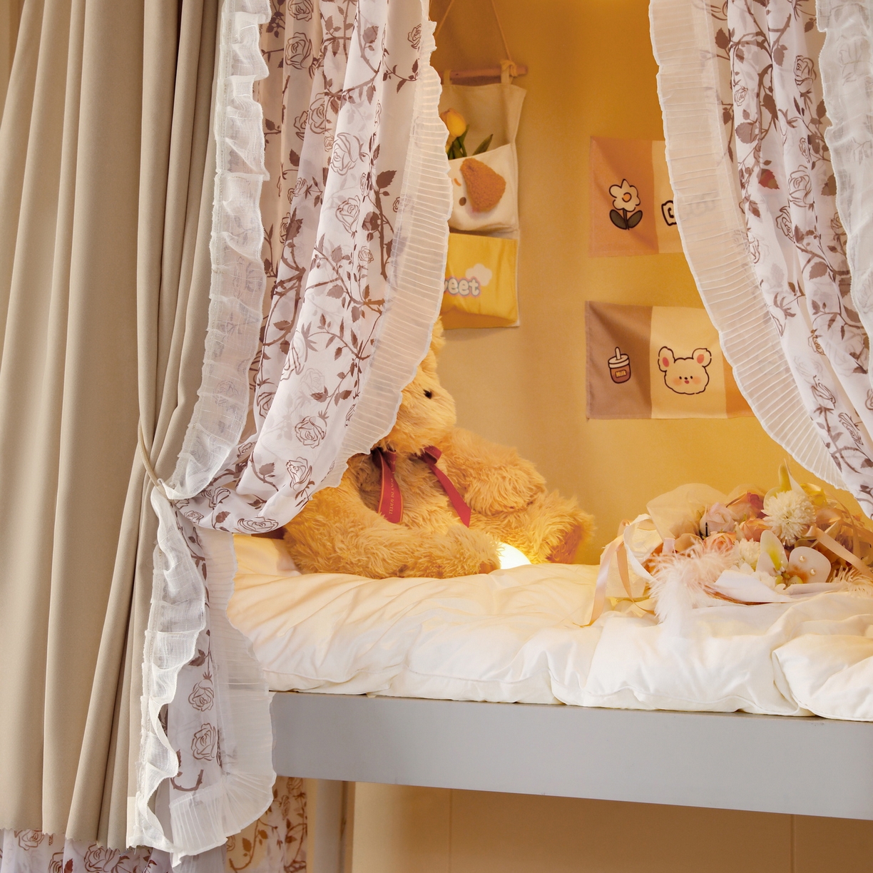 91家纺网 家纺一手货源 找家纺 夏彩 2025新款学生新款雪纺蕾丝强遮光可升降U型轨道蚊帐 甜心玫瑰