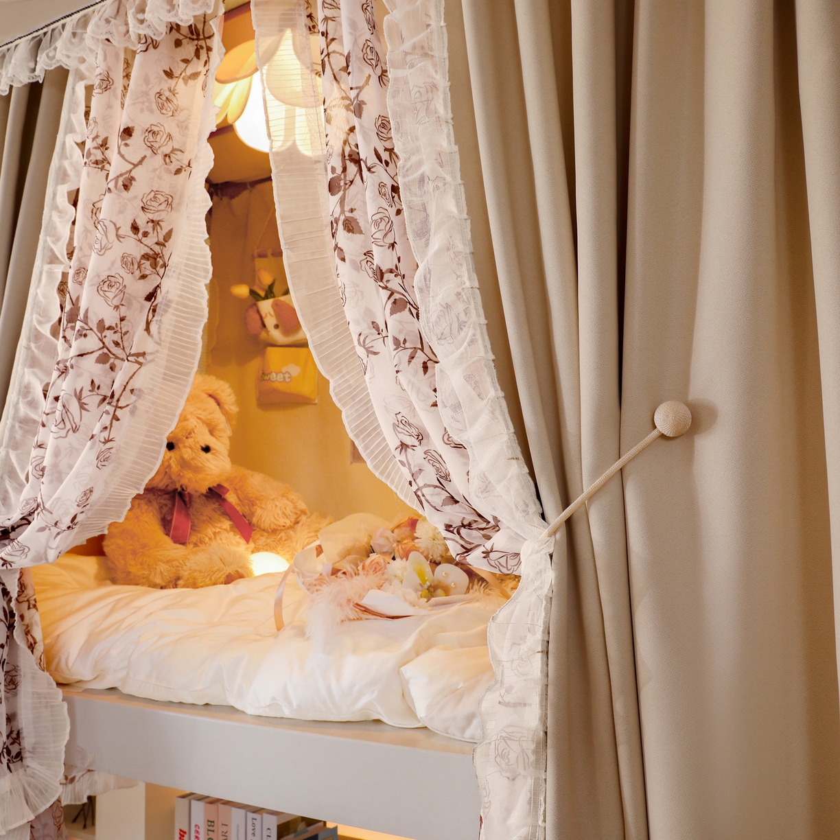 91家纺网 家纺一手货源 找家纺 夏彩 2025新款学生新款雪纺蕾丝强遮光可升降U型轨道蚊帐 甜心玫瑰