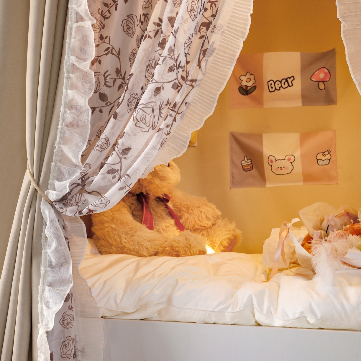 91家纺网 家纺一手货源 找家纺 夏彩 2025新款学生新款雪纺蕾丝强遮光可升降U型轨道蚊帐 甜心玫瑰