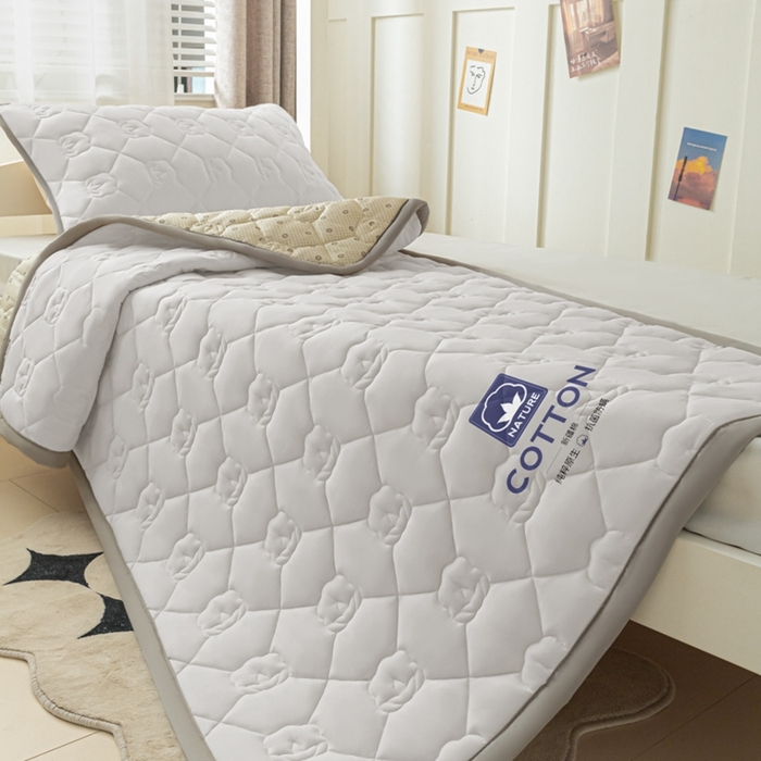 91家纺网 家纺一手货源 找家纺 老帅的工厂店2025新款A类水洗棉珩绣棉花床褥净白色