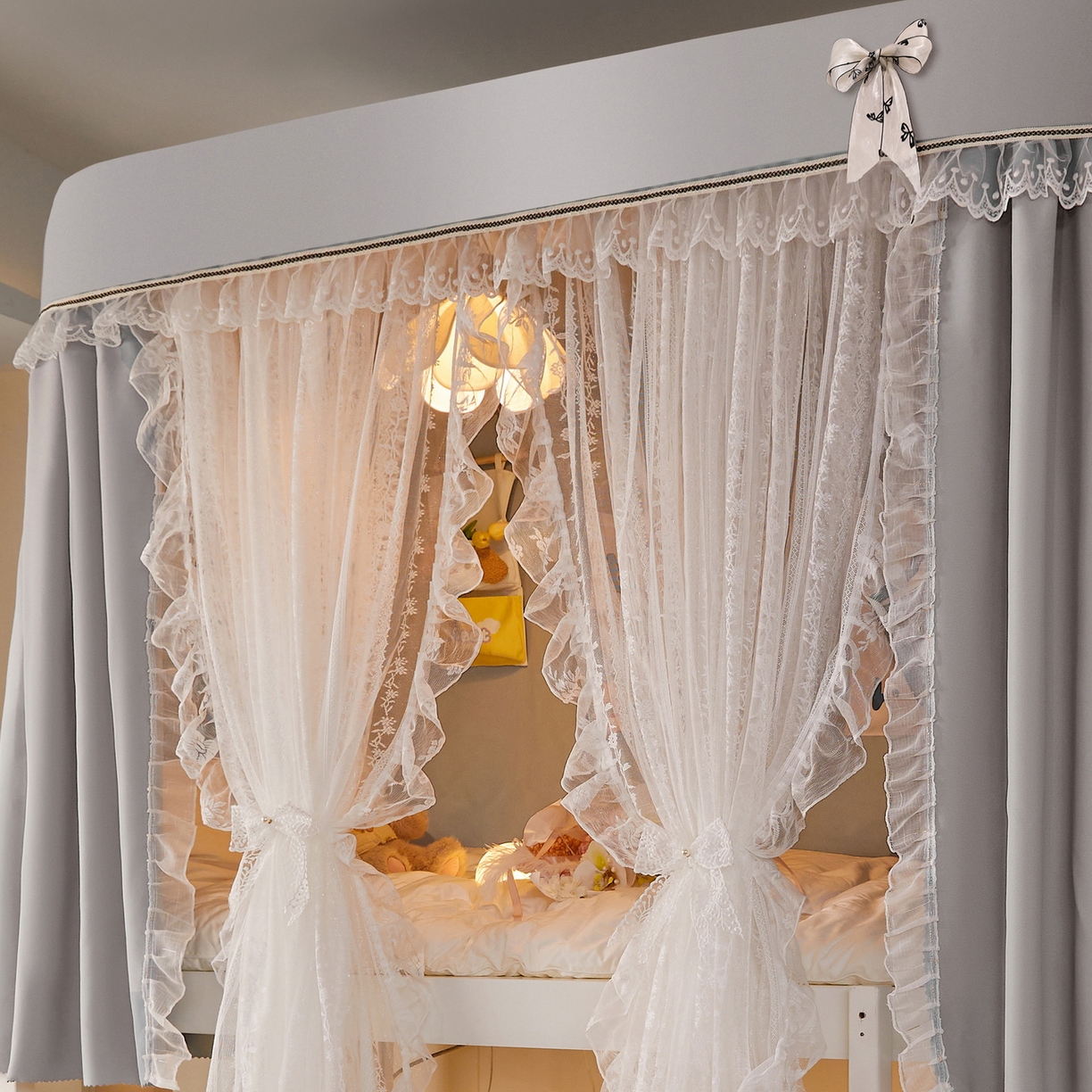 91家纺网 家纺一手货源 找家纺 夏彩 2025新款学生新款雪纺蕾丝强遮光可升降U型轨道蚊帐 叶韵