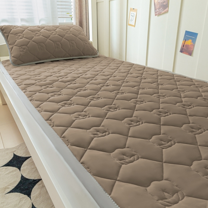 91家纺网 家纺一手货源 找家纺 老帅的工厂店2025新款A类水洗棉珩绣棉花床褥咖色