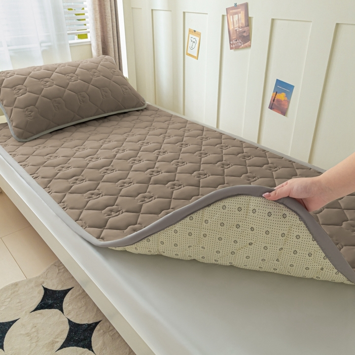 91家纺网 家纺一手货源 找家纺 老帅的工厂店2025新款A类水洗棉珩绣棉花床褥咖色