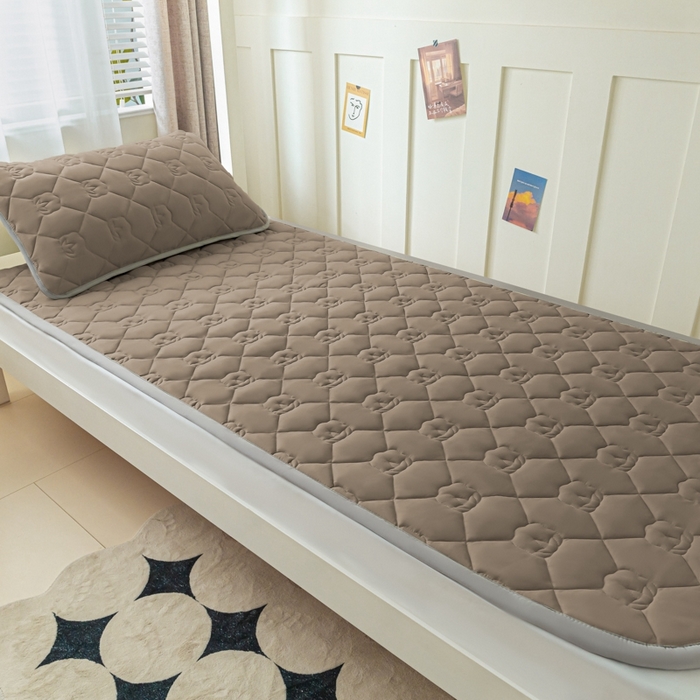 91家纺网 家纺一手货源 找家纺 老帅的工厂店2025新款A类水洗棉珩绣棉花床褥咖色