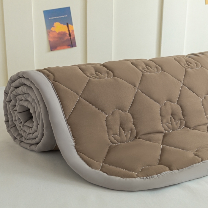 91家纺网 家纺一手货源 找家纺 老帅的工厂店2025新款A类水洗棉珩绣棉花床褥咖色