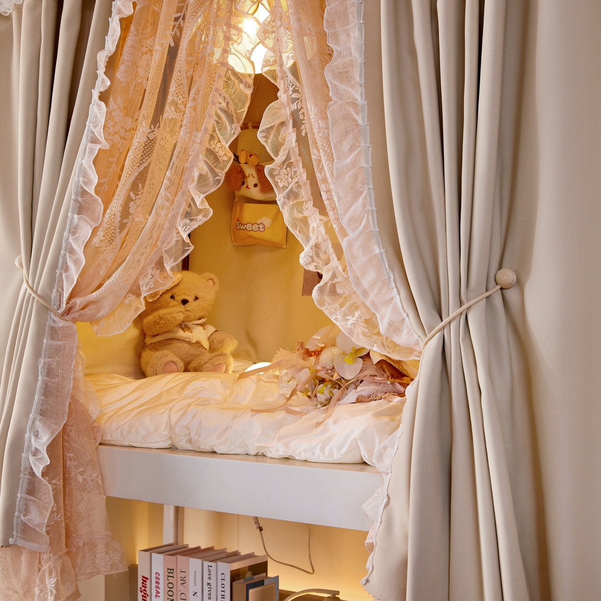 91家纺网 家纺一手货源 找家纺 夏彩 2025新款学生新款雪纺蕾丝强遮光可升降U型轨道蚊帐 悦色