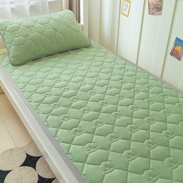 91家纺网 家纺一手货源 找家纺 老帅的工厂店2025新款A类水洗棉珩绣棉花床褥清新绿