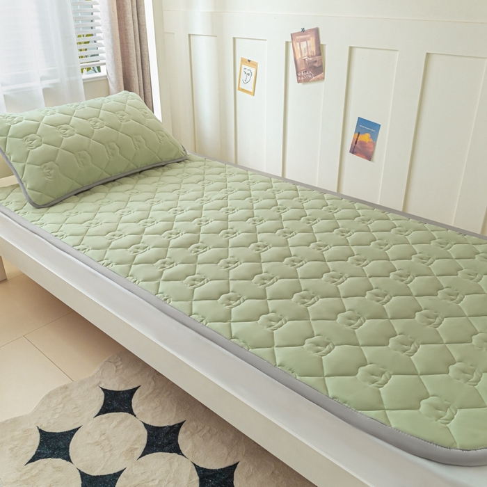 91家纺网 家纺一手货源 找家纺 老帅的工厂店2025新款A类水洗棉珩绣棉花床褥清新绿