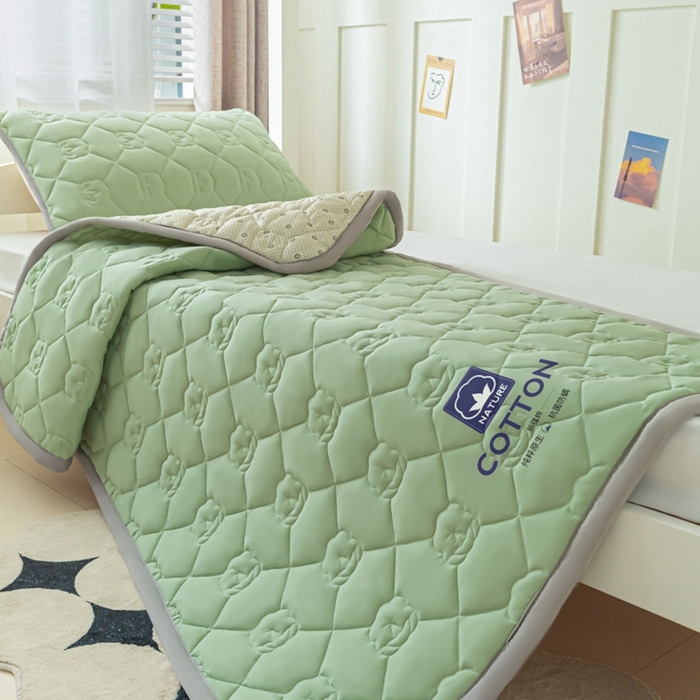 91家纺网 家纺一手货源 找家纺 老帅的工厂店2025新款A类水洗棉珩绣棉花床褥清新绿