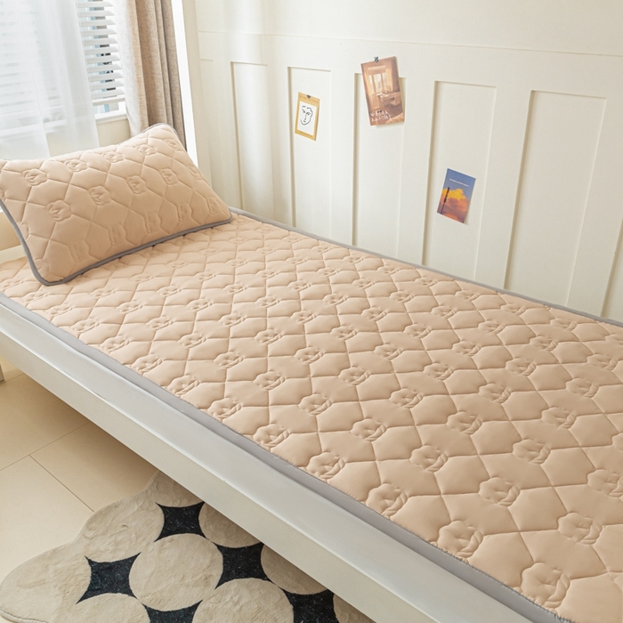 91家纺网 家纺一手货源 找家纺 老帅的工厂店2025新款A类水洗棉珩绣棉花床褥杏色