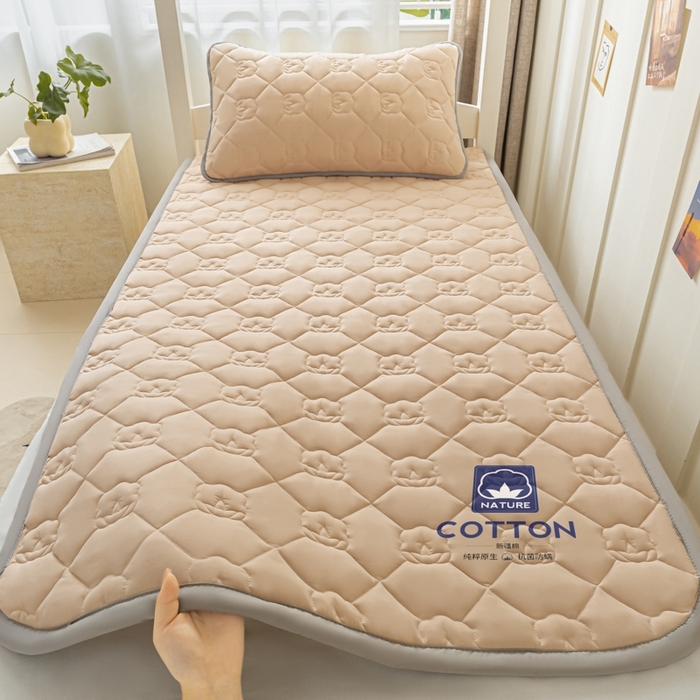 91家纺网 家纺一手货源 找家纺 老帅的工厂店2025新款A类水洗棉珩绣棉花床褥杏色