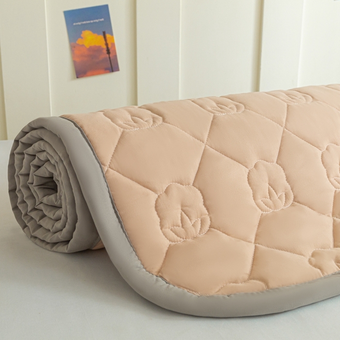 91家纺网 家纺一手货源 找家纺 老帅的工厂店2025新款A类水洗棉珩绣棉花床褥杏色