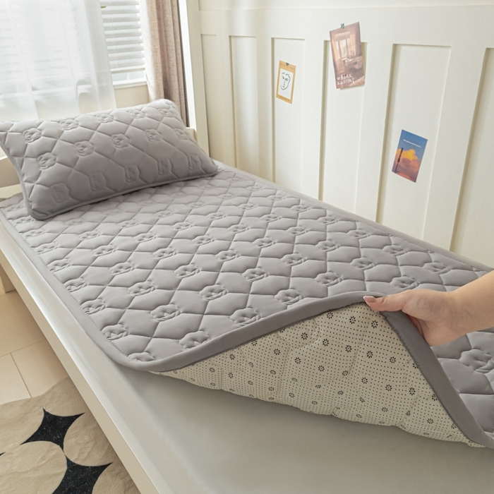 91家纺网 家纺一手货源 找家纺 老帅的工厂店2025新款A类水洗棉珩绣棉花床褥雅士灰