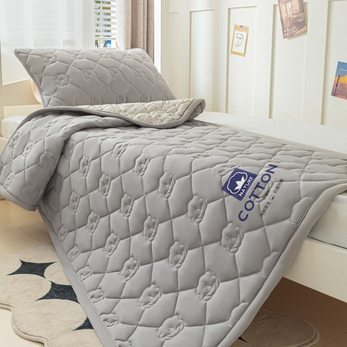 91家纺网 家纺一手货源 找家纺 老帅的工厂店2025新款A类水洗棉珩绣棉花床褥雅士灰