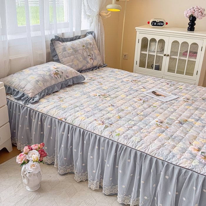 91家纺网 家纺一手货源 找家纺 家之硕家纺 2025春夏新款鹿锦棉蕾丝花边夹棉床裙单床裙床裙单件 静若繁花