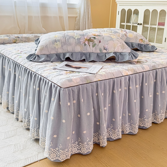 91家纺网 家纺一手货源 找家纺 家之硕家纺 2025春夏新款鹿锦棉蕾丝花边夹棉床裙单床裙床裙单件 静若繁花