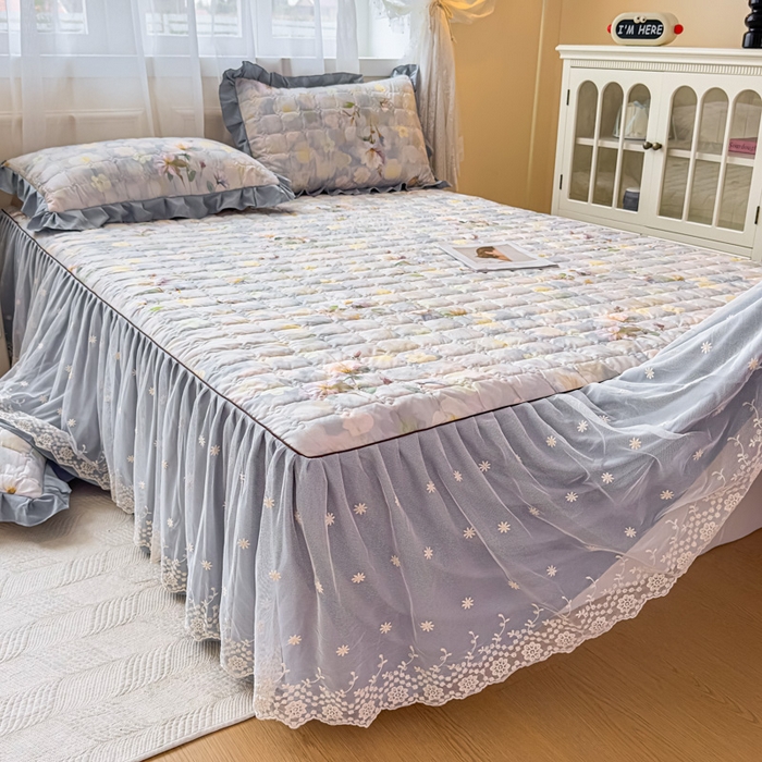 91家纺网 家纺一手货源 找家纺 家之硕家纺 2025春夏新款鹿锦棉蕾丝花边夹棉床裙单床裙床裙单件 静若繁花