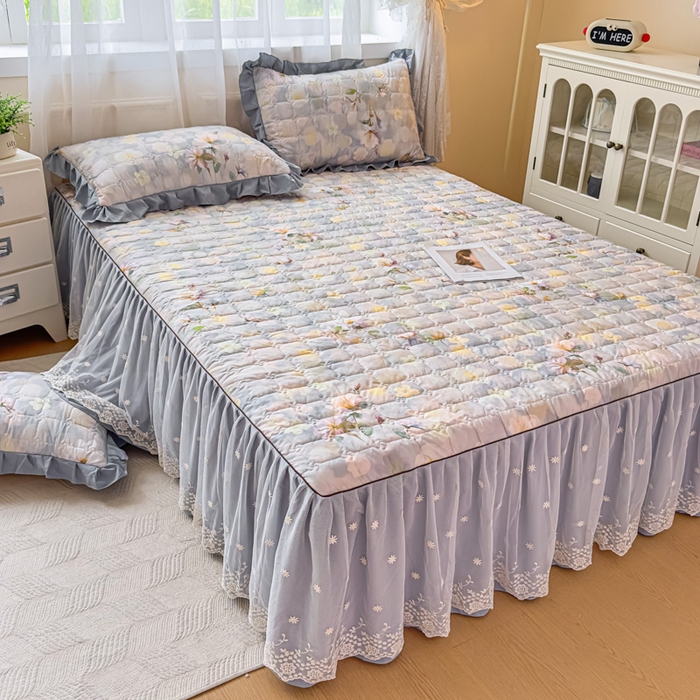 91家纺网 家纺一手货源 找家纺 家之硕家纺 2025春夏新款鹿锦棉蕾丝花边夹棉床裙单床裙床裙单件 静若繁花