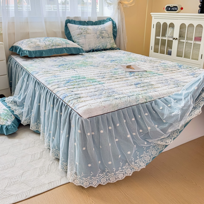 91家纺网 家纺一手货源 找家纺 家之硕家纺 2025春夏新款鹿锦棉蕾丝花边夹棉床裙单床裙床裙单件 叶间芳华