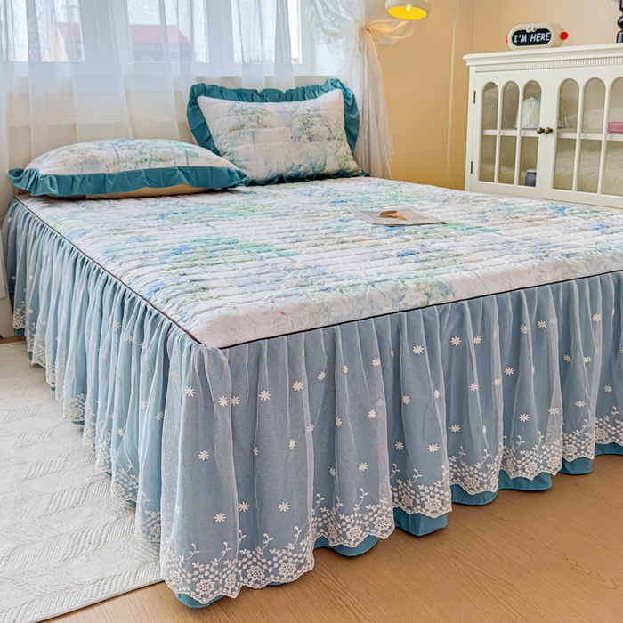 91家纺网 家纺一手货源 找家纺 家之硕家纺 2025春夏新款鹿锦棉蕾丝花边夹棉床裙单床裙床裙单件 叶间芳华