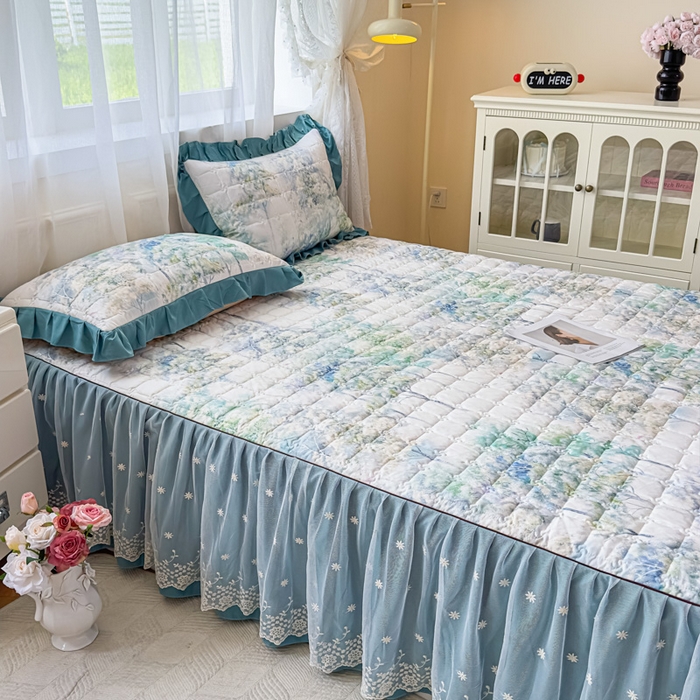 91家纺网 家纺一手货源 找家纺 家之硕家纺 2025春夏新款鹿锦棉蕾丝花边夹棉床裙单床裙床裙单件 叶间芳华