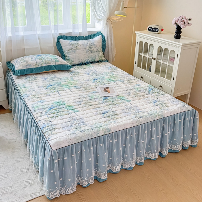 91家纺网 家纺一手货源 找家纺 家之硕家纺 2025春夏新款鹿锦棉蕾丝花边夹棉床裙单床裙床裙单件 叶间芳华