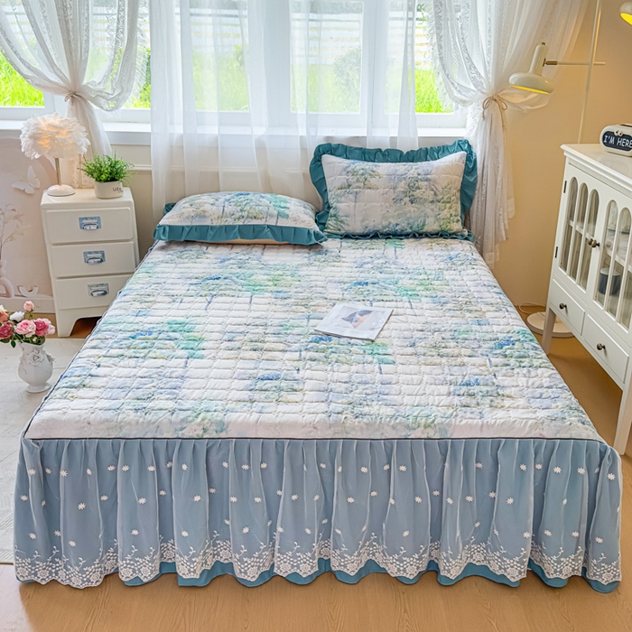 91家纺网 家纺一手货源 找家纺 家之硕家纺 2025春夏新款鹿锦棉蕾丝花边夹棉床裙单床裙床裙单件 叶间芳华