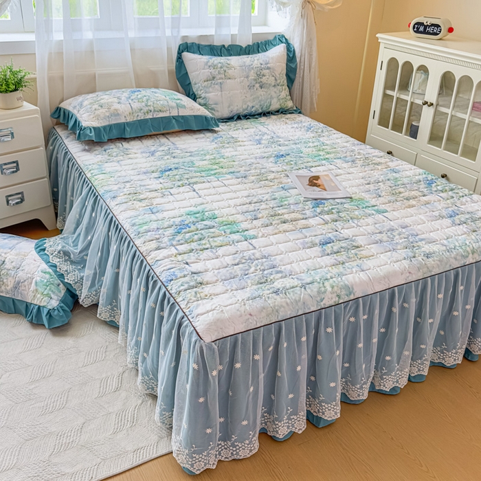 91家纺网 家纺一手货源 找家纺 家之硕家纺 2025春夏新款鹿锦棉蕾丝花边夹棉床裙单床裙床裙单件 叶间芳华