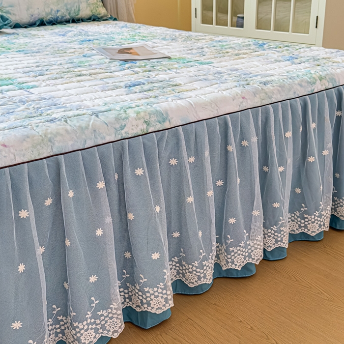 91家纺网 家纺一手货源 找家纺 家之硕家纺 2025春夏新款鹿锦棉蕾丝花边夹棉床裙单床裙床裙单件 叶间芳华