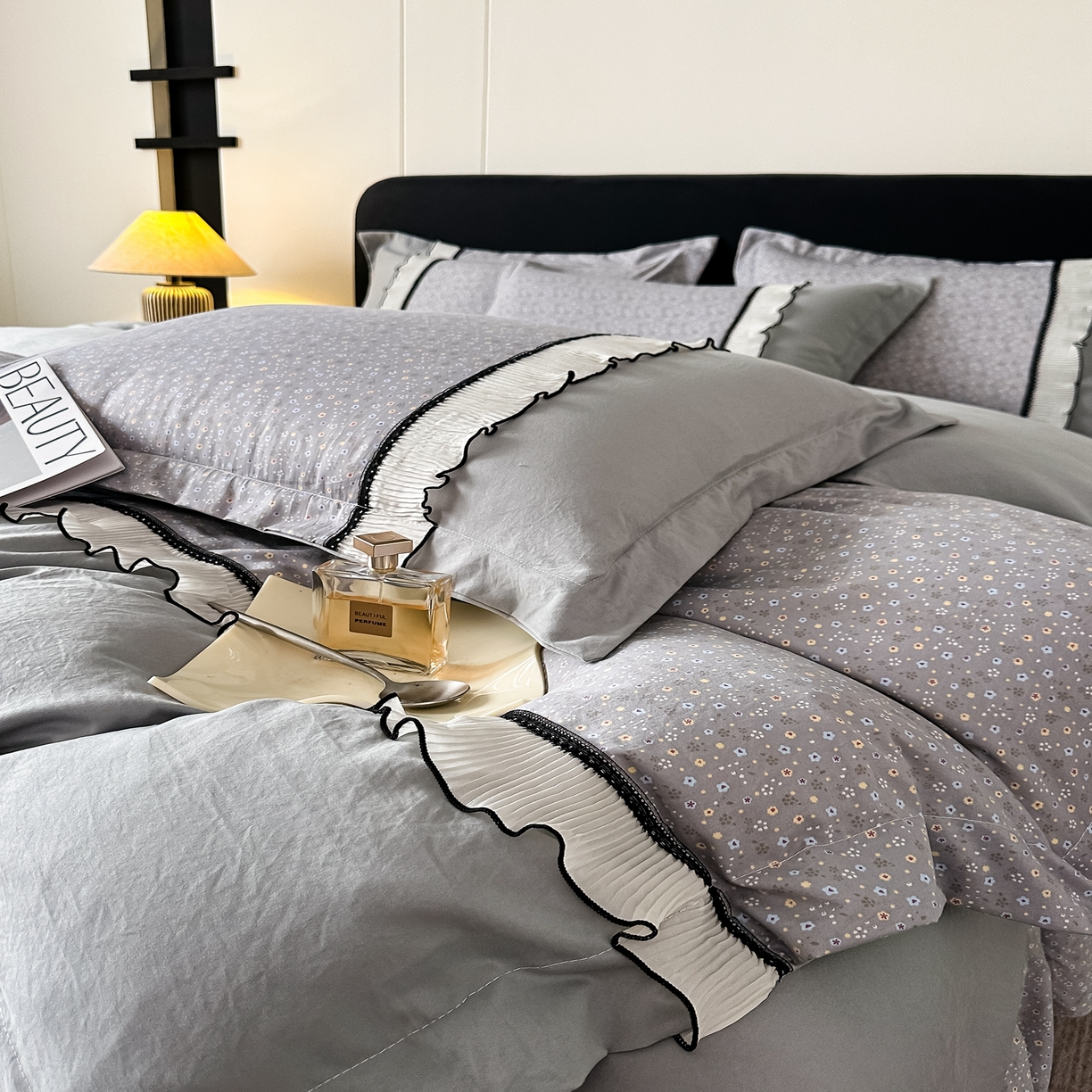 91家纺网 家纺一手货源 找家纺 梓之赫 2025新款斜纹棉AB床裙雪纺花边四件套 高级灰