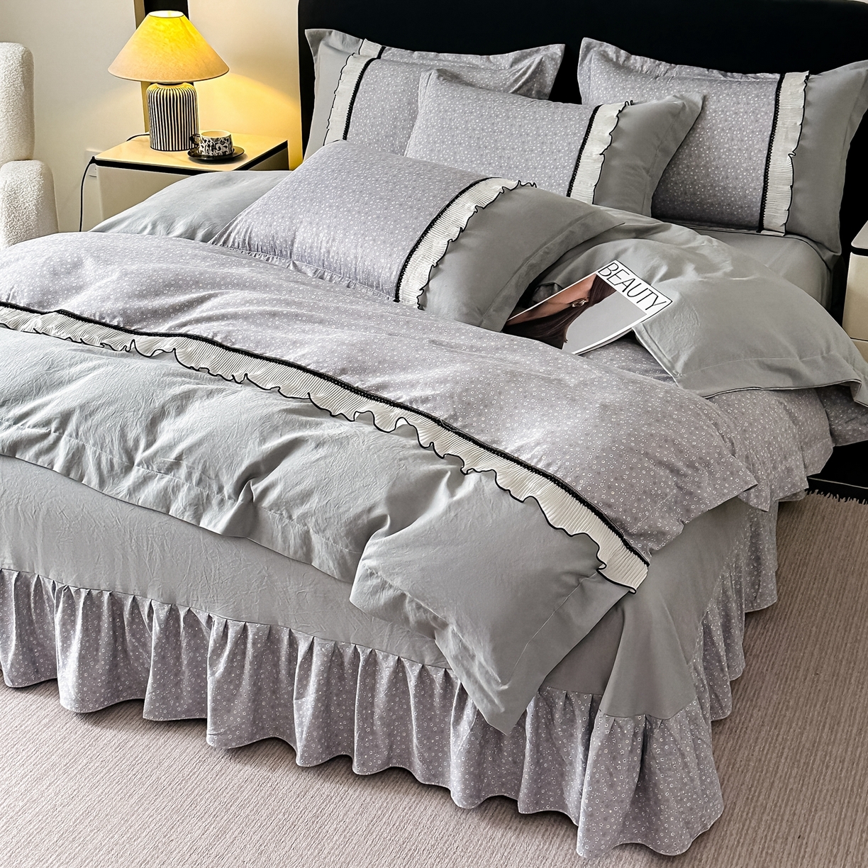 91家纺网 家纺一手货源 找家纺 梓之赫 2025新款斜纹棉AB床裙雪纺花边四件套 高级灰