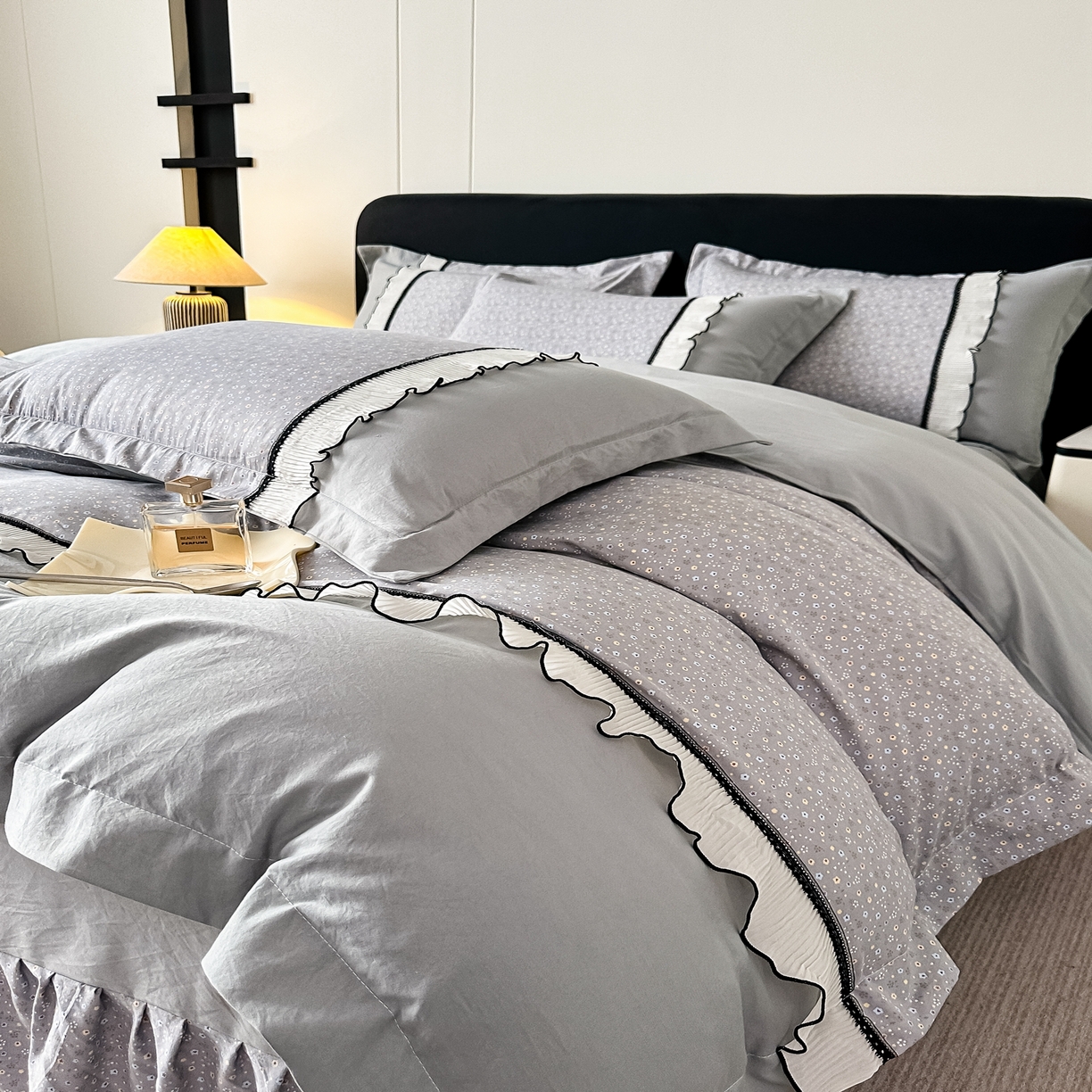 91家纺网 家纺一手货源 找家纺 梓之赫 2025新款斜纹棉AB床裙雪纺花边四件套 高级灰