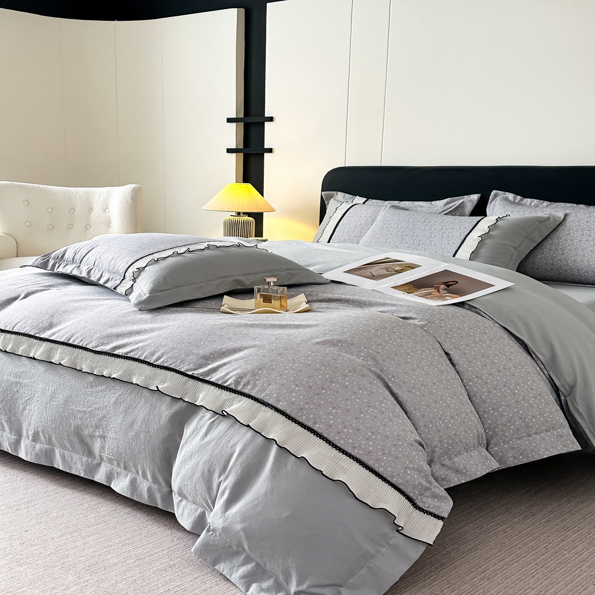 91家纺网 家纺一手货源 找家纺 梓之赫 2025新款斜纹棉AB床裙雪纺花边四件套 高级灰