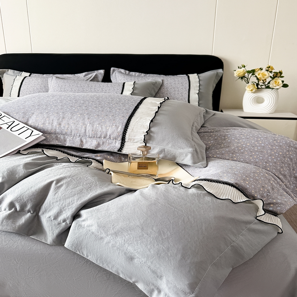 91家纺网 家纺一手货源 找家纺 梓之赫 2025新款斜纹棉AB床裙雪纺花边四件套 高级灰