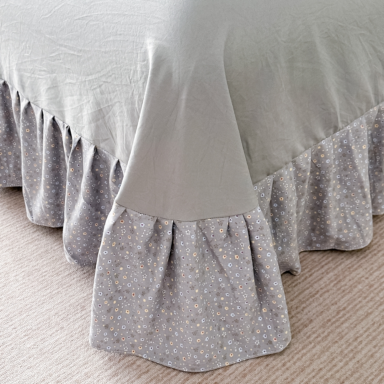 91家纺网 家纺一手货源 找家纺 梓之赫 2025新款斜纹棉AB床裙雪纺花边四件套 高级灰