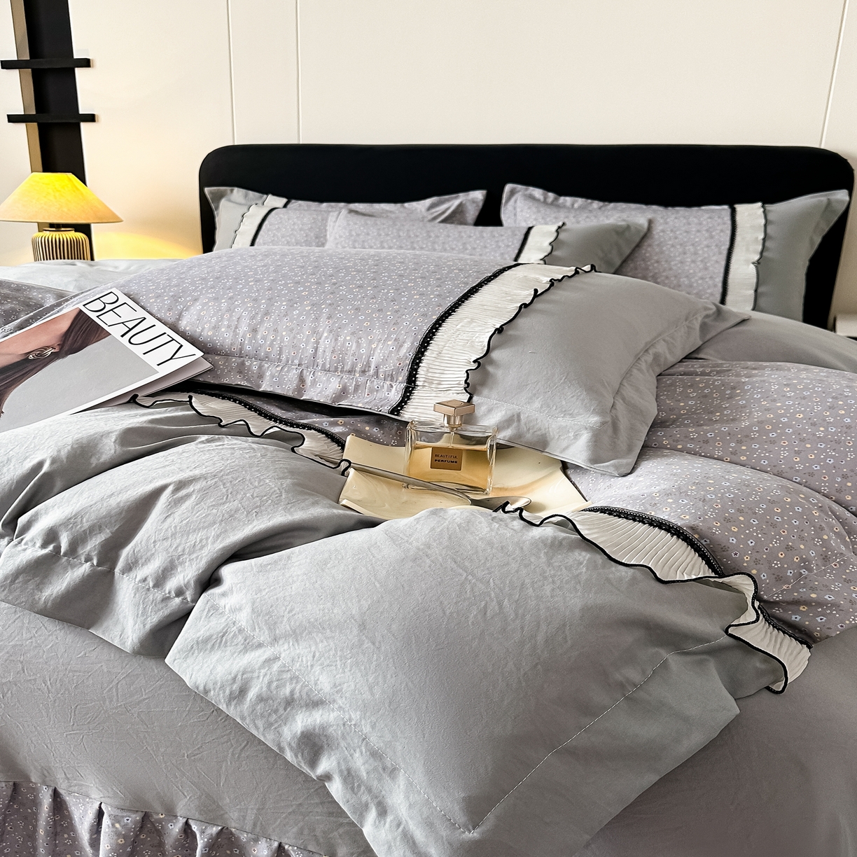 91家纺网 家纺一手货源 找家纺 梓之赫 2025新款斜纹棉AB床裙雪纺花边四件套 高级灰