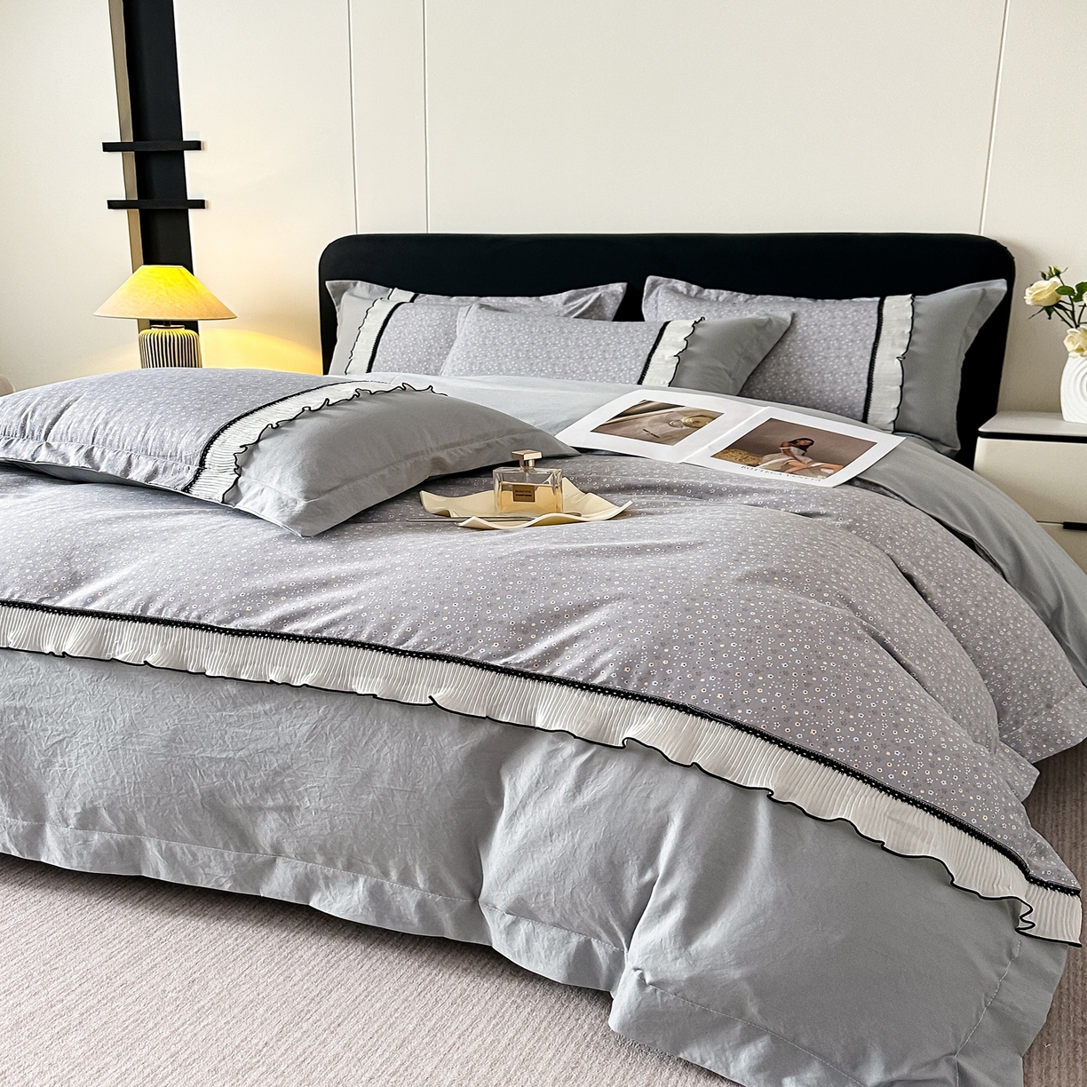 91家纺网 家纺一手货源 找家纺 梓之赫 2025新款斜纹棉AB床裙雪纺花边四件套 高级灰