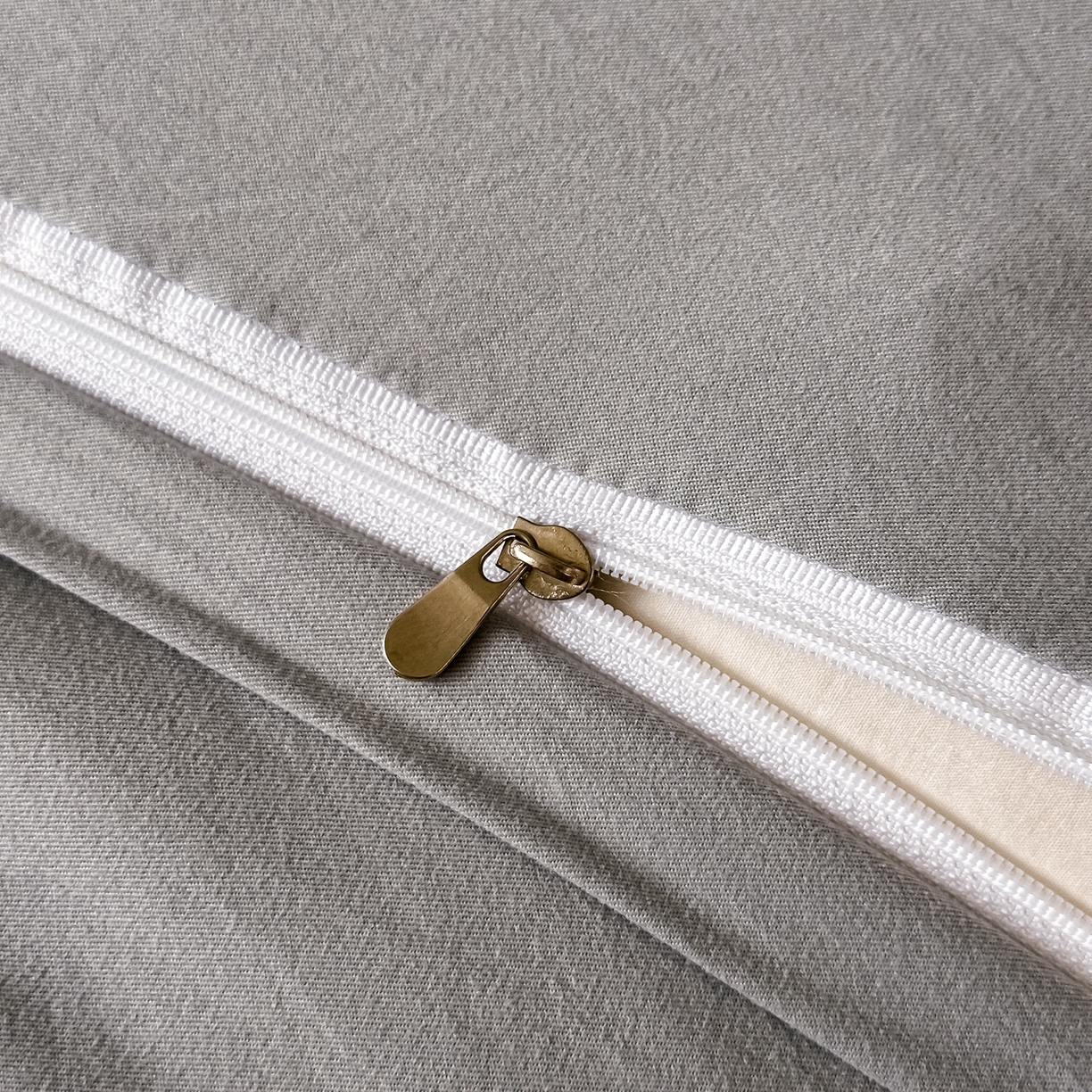 91家纺网 家纺一手货源 找家纺 梓之赫 2025新款斜纹棉AB床裙雪纺花边四件套 高级灰