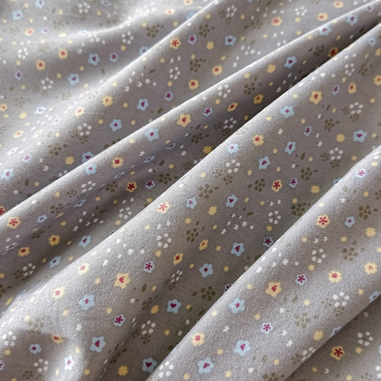 91家纺网 家纺一手货源 找家纺 梓之赫 2025新款斜纹棉AB床裙雪纺花边四件套 高级灰