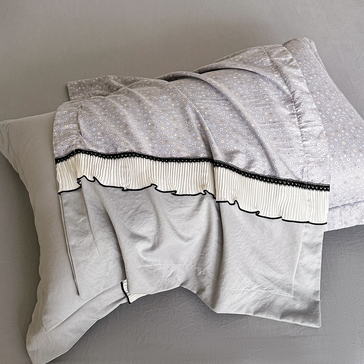 91家纺网 家纺一手货源 找家纺 梓之赫 2025新款斜纹棉AB床裙雪纺花边四件套 高级灰