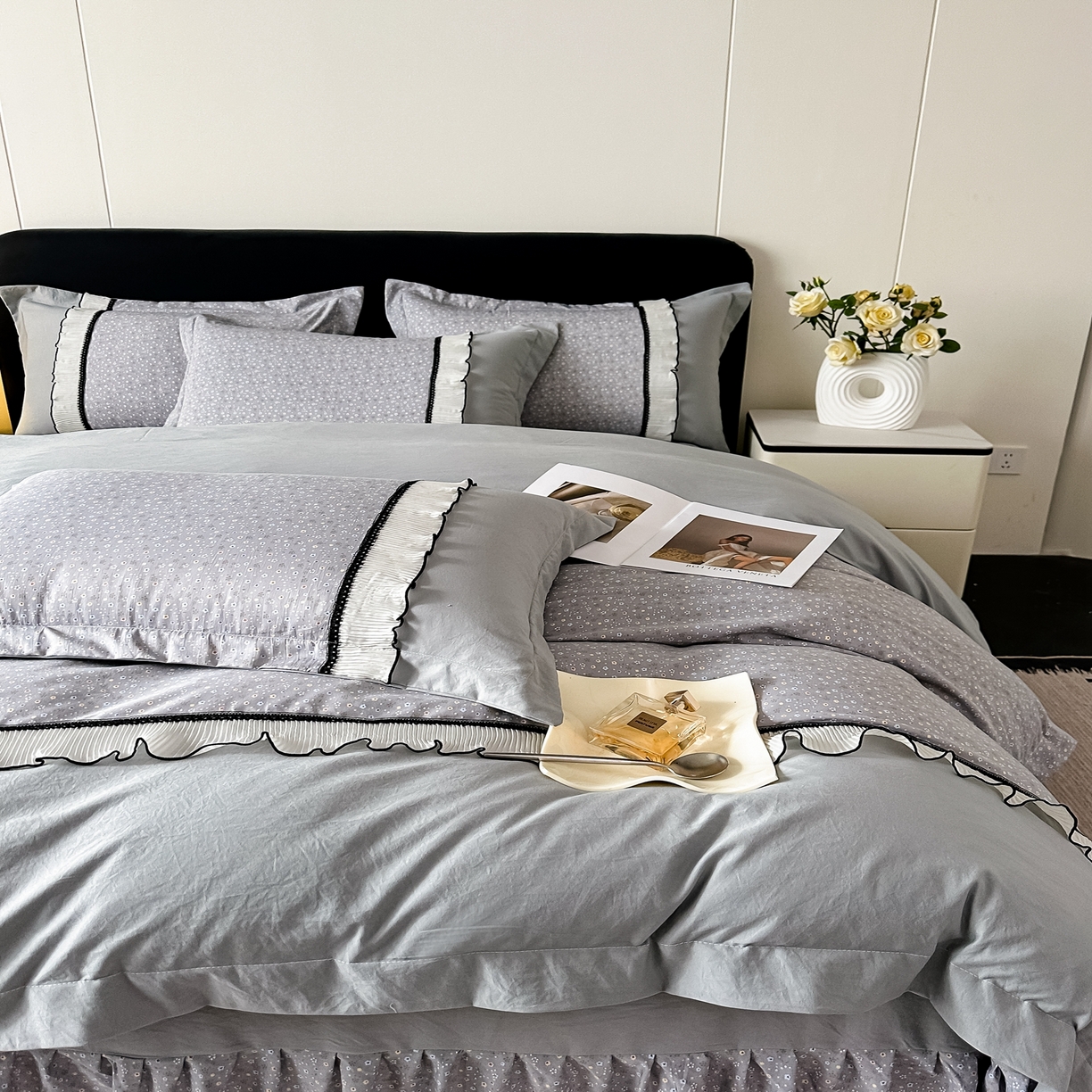 91家纺网 家纺一手货源 找家纺 梓之赫 2025新款斜纹棉AB床裙雪纺花边四件套 高级灰