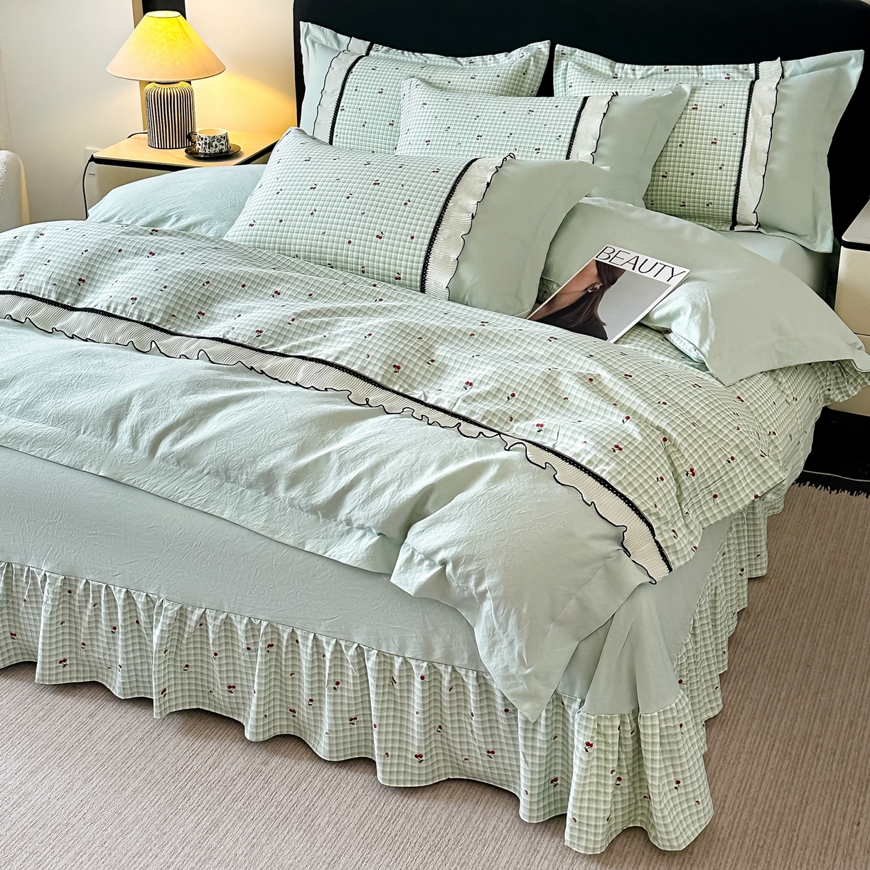 91家纺网 家纺一手货源 找家纺 梓之赫 2025新款斜纹棉AB床裙雪纺花边四件套 静谧绿