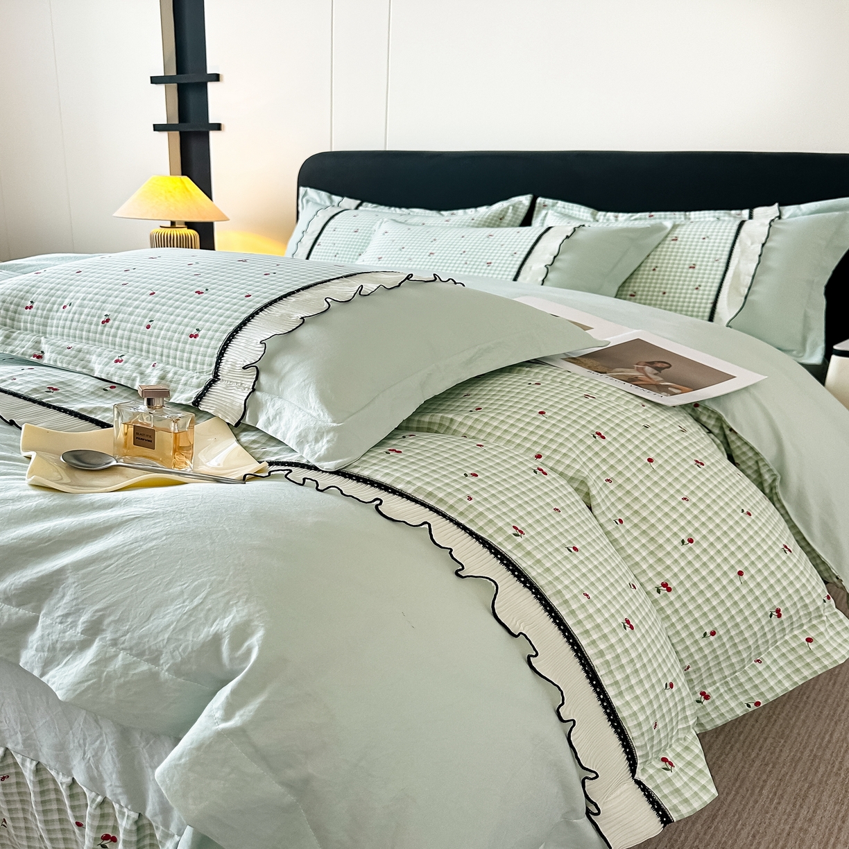 91家纺网 家纺一手货源 找家纺 梓之赫 2025新款斜纹棉AB床裙雪纺花边四件套 静谧绿